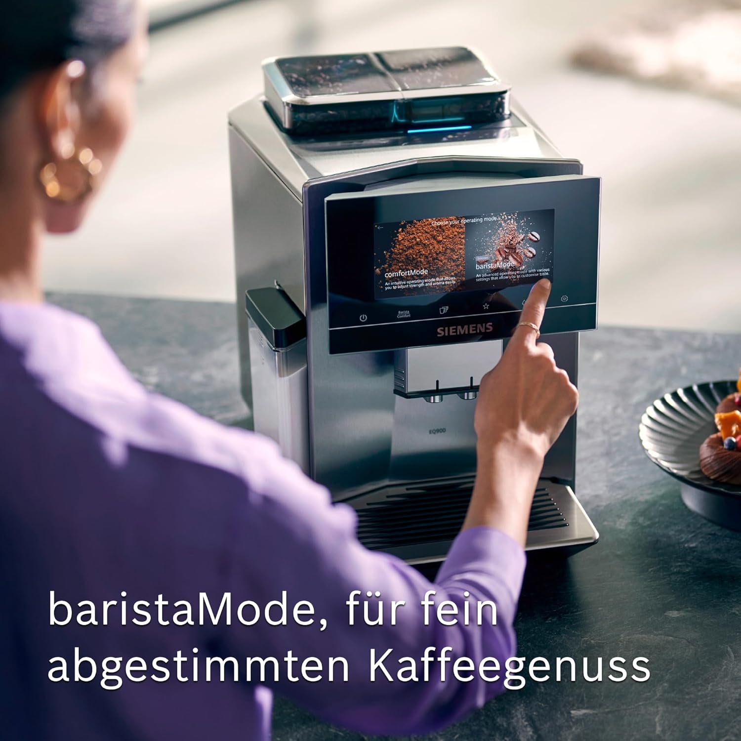 Automatische Espressomaschine Siemens EQ900, großer TFT-Farbbildschirm, 2 Bohnenbehälter, 36 Heiß- und Kaltgetränke, kalter Kaffee, superleise, Zwei-Tassen-Funktion, App-Steuerung, Edelstahl, TQ907D03