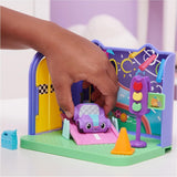 Gabby's Dollhouse Deluxe-Zimmer, Purr-Ific-Spielzimmer, Spielzimmer mit Carlita-Spielzeugauto, 2 Möbelstücken und 2 Überraschungsboxen mit Zubehör, geeignet für Kinder ab 3 Jahren. Naty Shop-Puppenhäuser