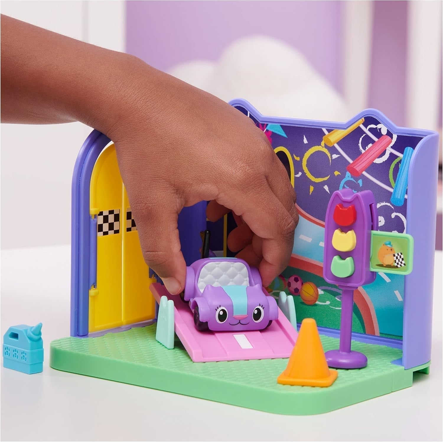 Gabby's Dollhouse Deluxe-Zimmer, Purr-Ific-Spielzimmer, Spielzimmer mit Carlita-Spielzeugauto, 2 Möbelstücken und 2 Überraschungsboxen mit Zubehör, geeignet für Kinder ab 3 Jahren. Naty Shop-Puppenhäuser