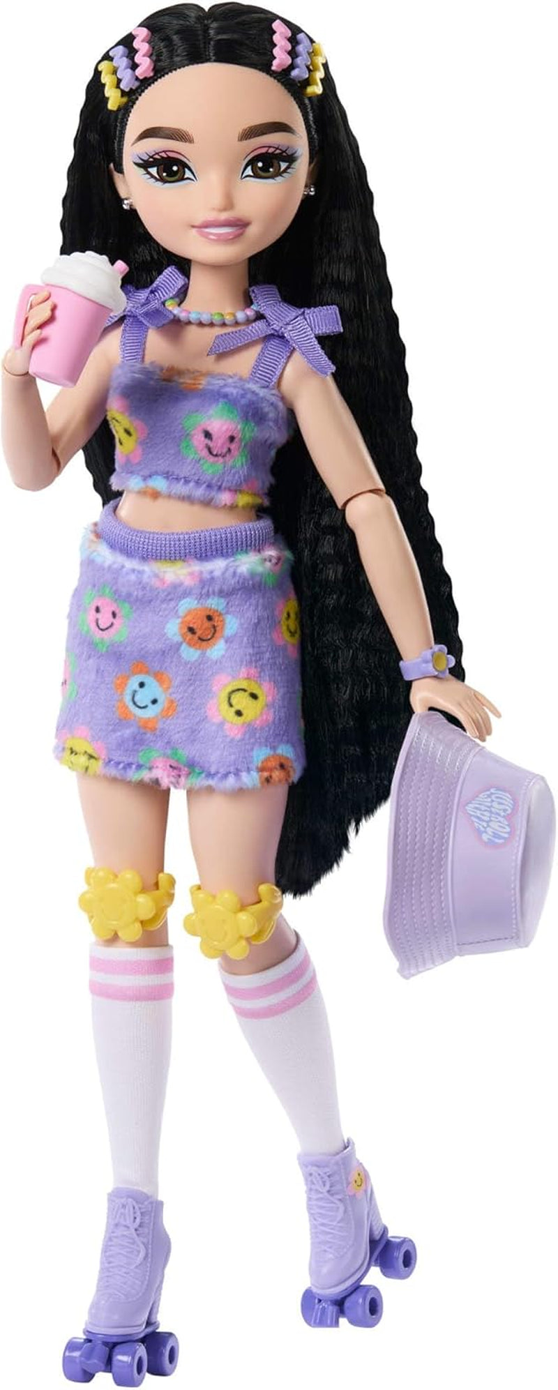 Dream Besties Barbie-Puppe und Zubehör, modische Barbie-Renee-Puppe mit Rollschuhlaufen und schwarzem Haar, 12 thematische Accessoires mit Videos und Essen, JFX99