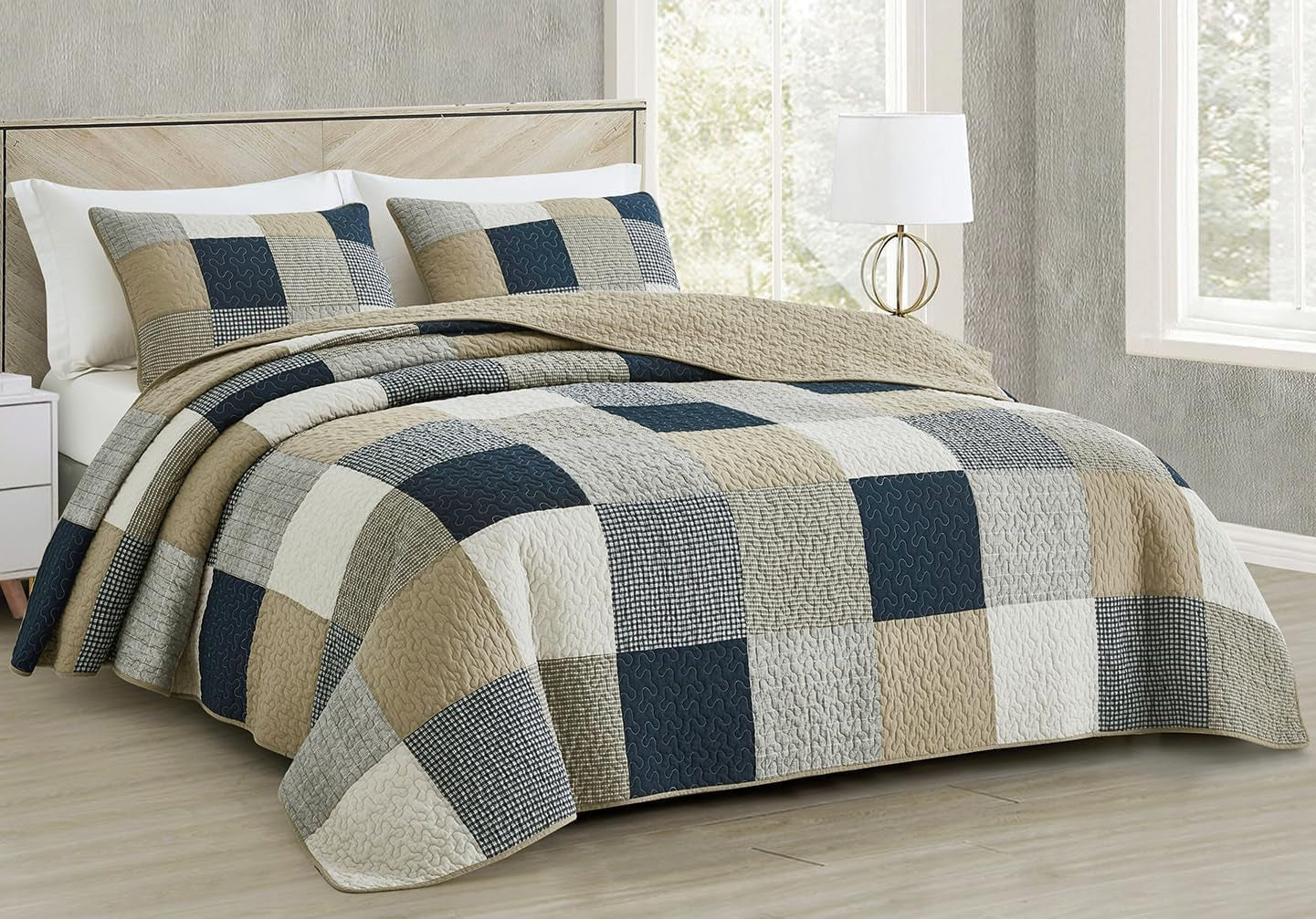 Chezmoi Collection Addy Patchwork-Steppdecken-Set, Baumwolle, vorgewaschen, leicht, wendbar, für alle Jahreszeiten, Übergröße, 3-teilig, Marineblau, Weiß, Grau, Taupe, karierte Steppdecken und Steppdecken, Naty Shop, Plaid, quadratisch, Patchwork, Taupe, Übergröße, King-Size-Größe