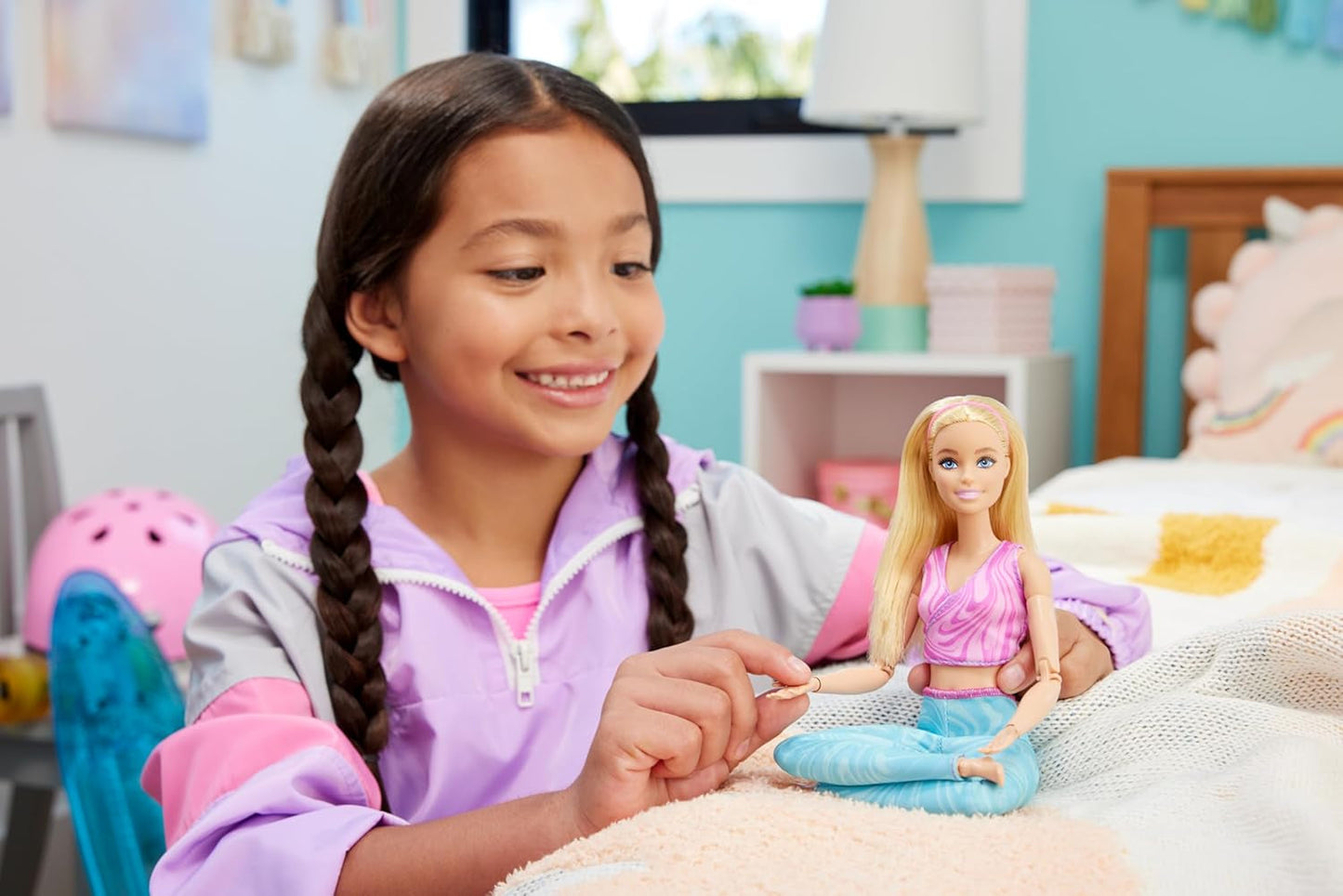Barbie Made-to-Move-Puppe mit blonden Haaren, abnehmbarem rosa Sportoberteil und blauer Yogahose, 22 Gelenke, HRH27, [Mehrfarbig]