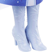 Mattel Disney Princess Elsa Puppe, Frozen Puppe im Reiseoutfit, kämmbares blondes Haar, bewegliches Gelenk, abnehmbarer Rock und Stiefel, Disney-Geschenke, Spielzeug für Kinder ab 3 Jahren, HLW48