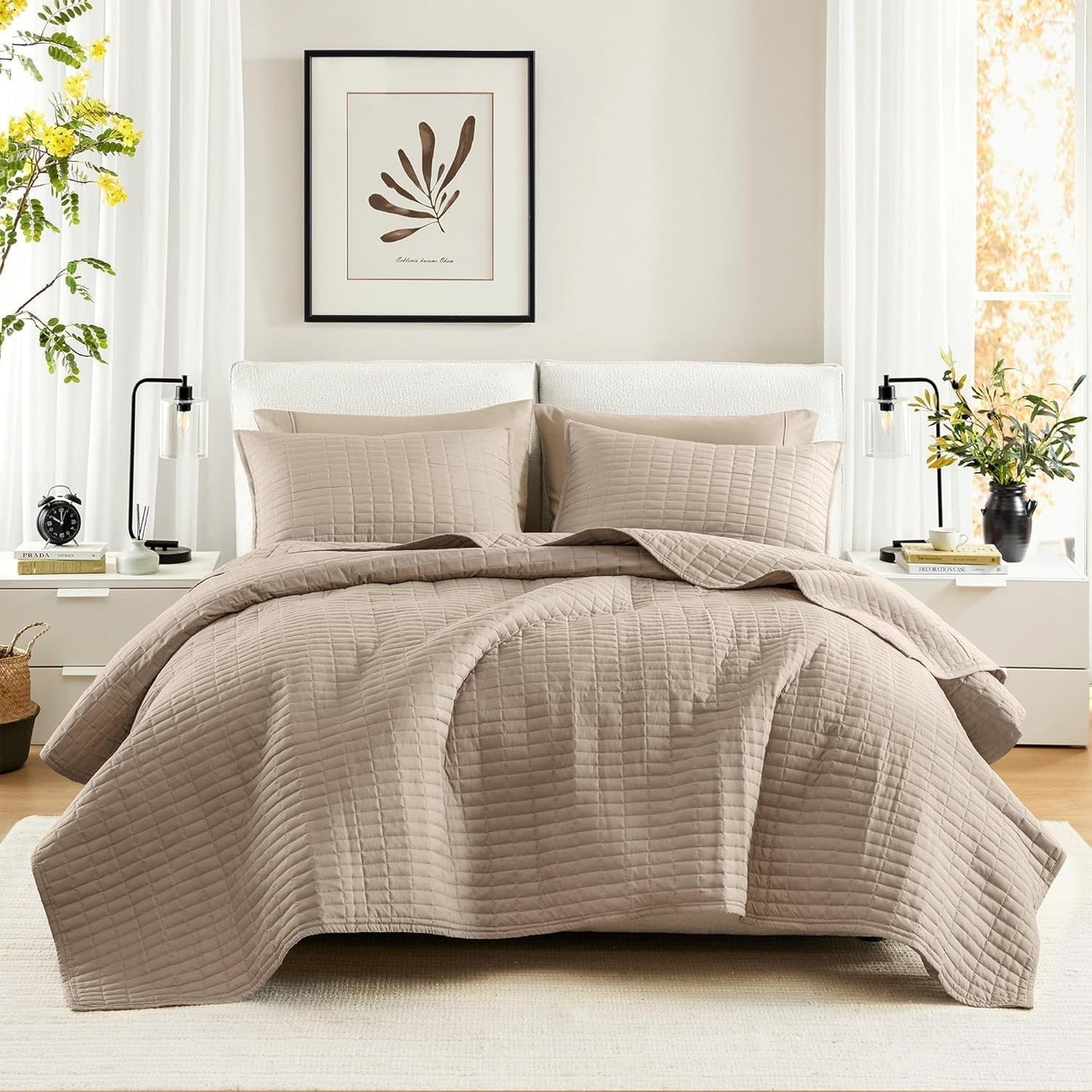 Comfort Spaces Kienna Steppdecken-Set, luxuriöse Doppelnaht-Sommerdecke, leichte, weiche Ganzjahresbettwäsche, passende Kissenbezüge, weiße Decke für King-Size-Betten (264,2 x 228,6 cm), Naty Shop Taupe Quilt King/Cal King (104"X90")