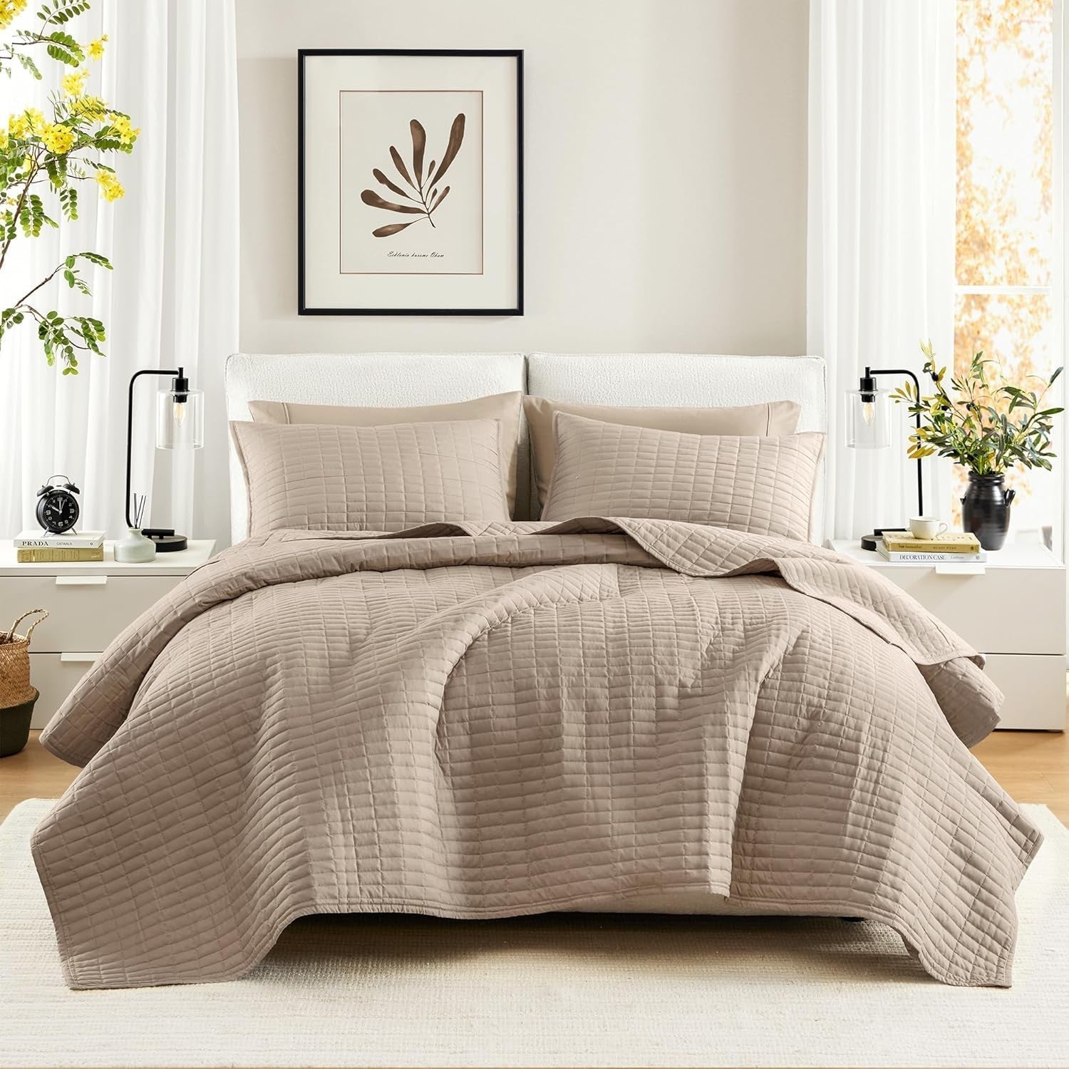 Comfort Spaces Kienna Steppdecken-Set, luxuriöse Doppelnaht-Sommerdecke, leichte, weiche Ganzjahresbettwäsche, passende Kissenbezüge, weiße Decke für King-Size-Betten (264,2 x 228,6 cm), Naty Shop Taupe Quilt King/Cal King (104"X90")