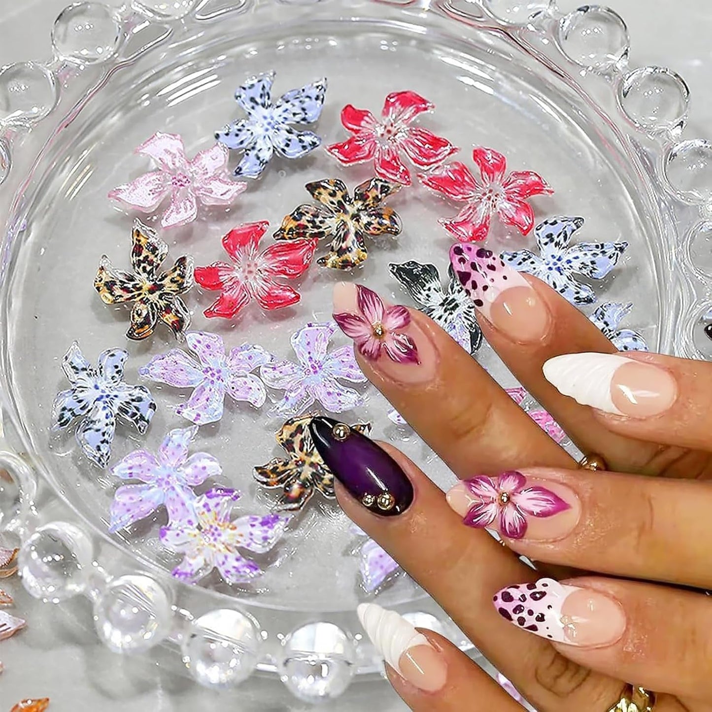 50 Stück 3D-Blumen-Nagel-Charms, 3D-Gel-Nagelkunst, Nagel-Charms, bunter Sommerschmuck, DIY-Nagelzubehör, geprägte Hibiskusblüten-Kristalle, Farbverlaufs-Nagelkunst für Frauen