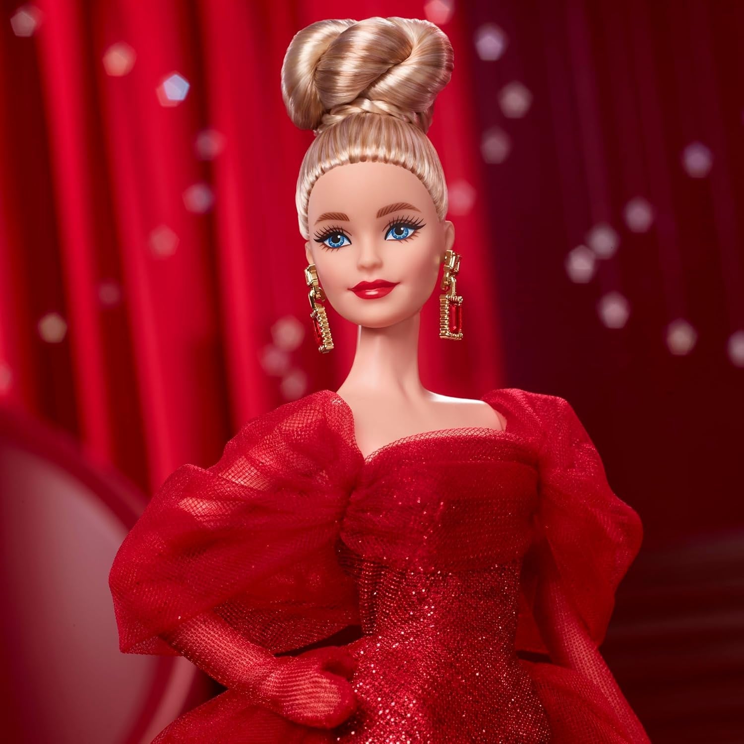 Barbie Signature-Puppe zum 80-jährigen Jubiläum von Mattel, Sammlerfigur in funkelndem roten Tüllkleid mit tropfenförmigen Ohrringen und zarten Handschuhen, blondes Haar, JBJ17