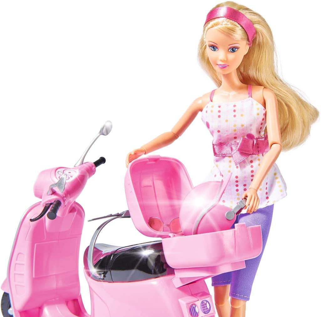 Simba 105730282 – Steffi Love Chic City Scooter, Steffi mit rosa Roller mit Helm und Helmfach, Modepuppe, 29 cm, für Kinder ab 3 Jahren