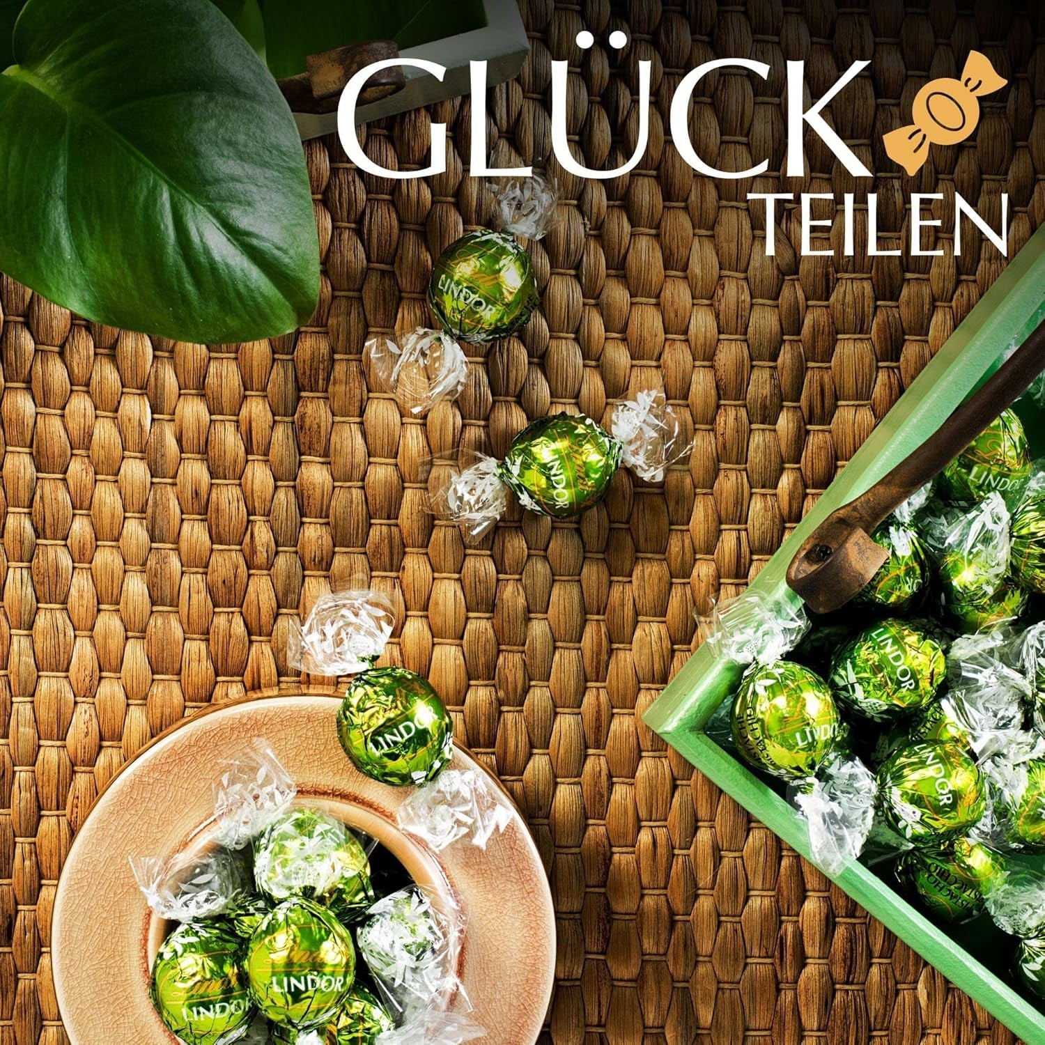 Lindt LINDOR Schokolade mit Pistazien | 1 kg wiederverschließbarer Beutel | ca. 80 Milchschokoladenkugeln mit zartschmelzender Pistaziencremefüllung | Großpackung, Pralinengeschenk