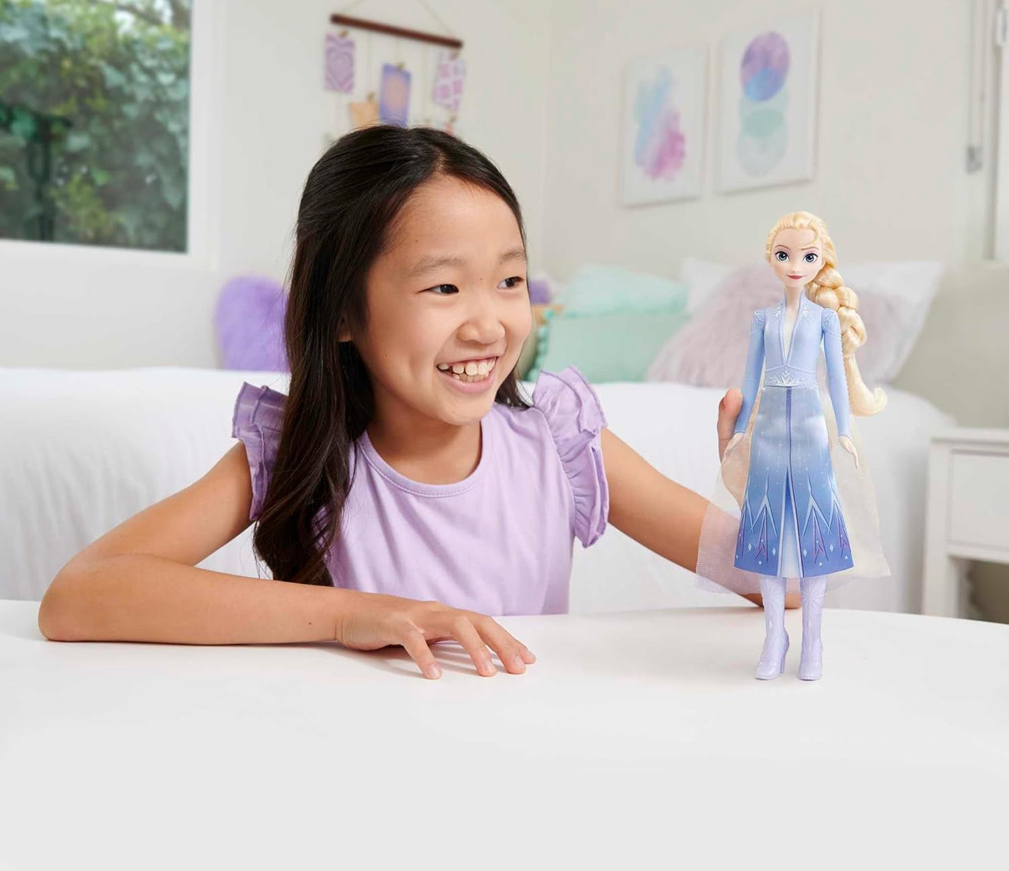 Mattel Disney Princess Elsa Puppe, Frozen Puppe im Reiseoutfit, kämmbares blondes Haar, bewegliches Gelenk, abnehmbarer Rock und Stiefel, Disney-Geschenke, Spielzeug für Kinder ab 3 Jahren, HLW48