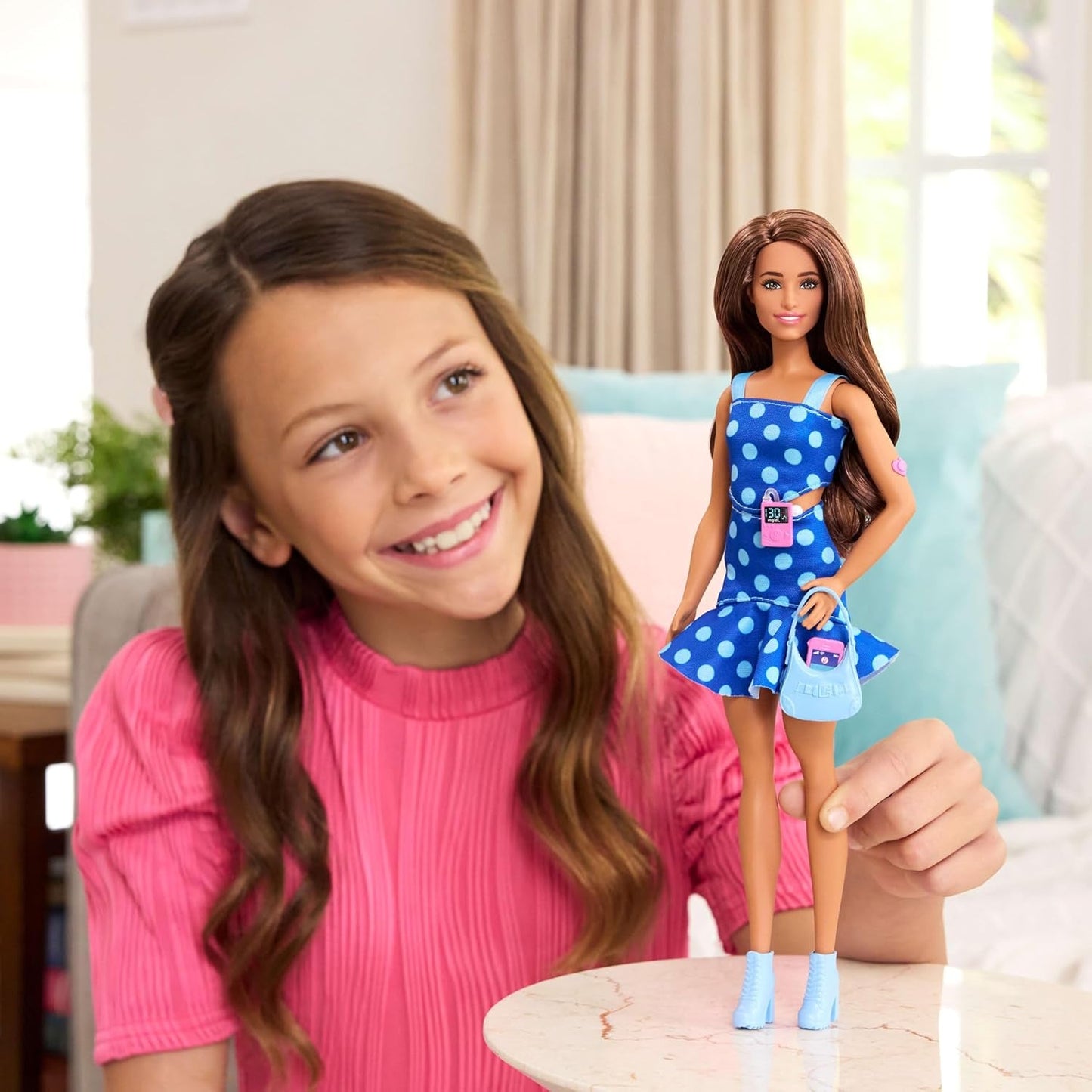 Barbie Fashionistas #242 Puppe mit Typ-1-Diabetes- und Polka-Dot-Outfit und Zubehör in Zusammenarbeit mit Breakthrough T1D, HYT97