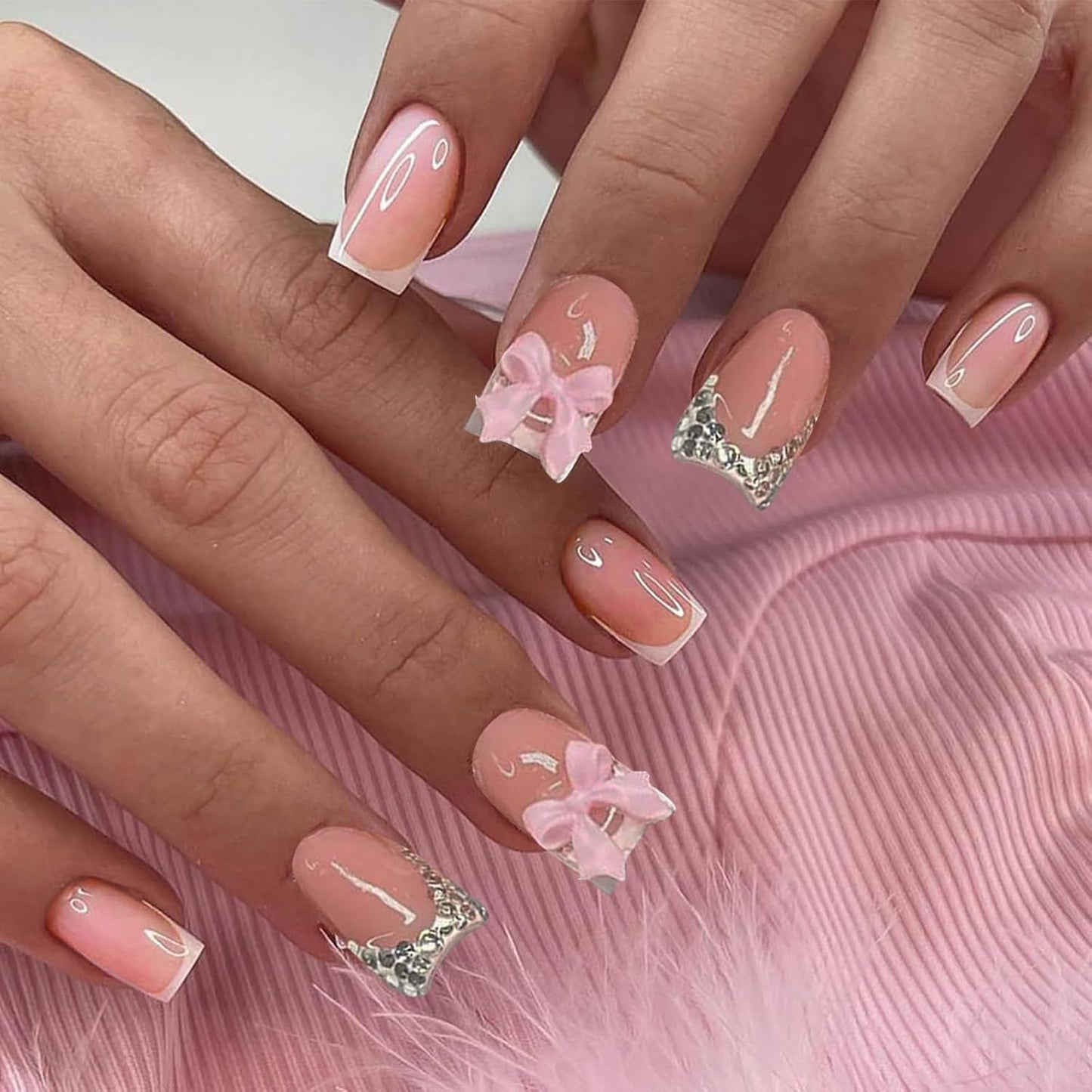 24 Stück rosa Diamant-Schleife, französische Maniküre-Tabletten, quadratische Nägel, Strass-Muster, nackte rosa künstliche Nägel, vollständige Abdeckung, Kleber, Maniküre