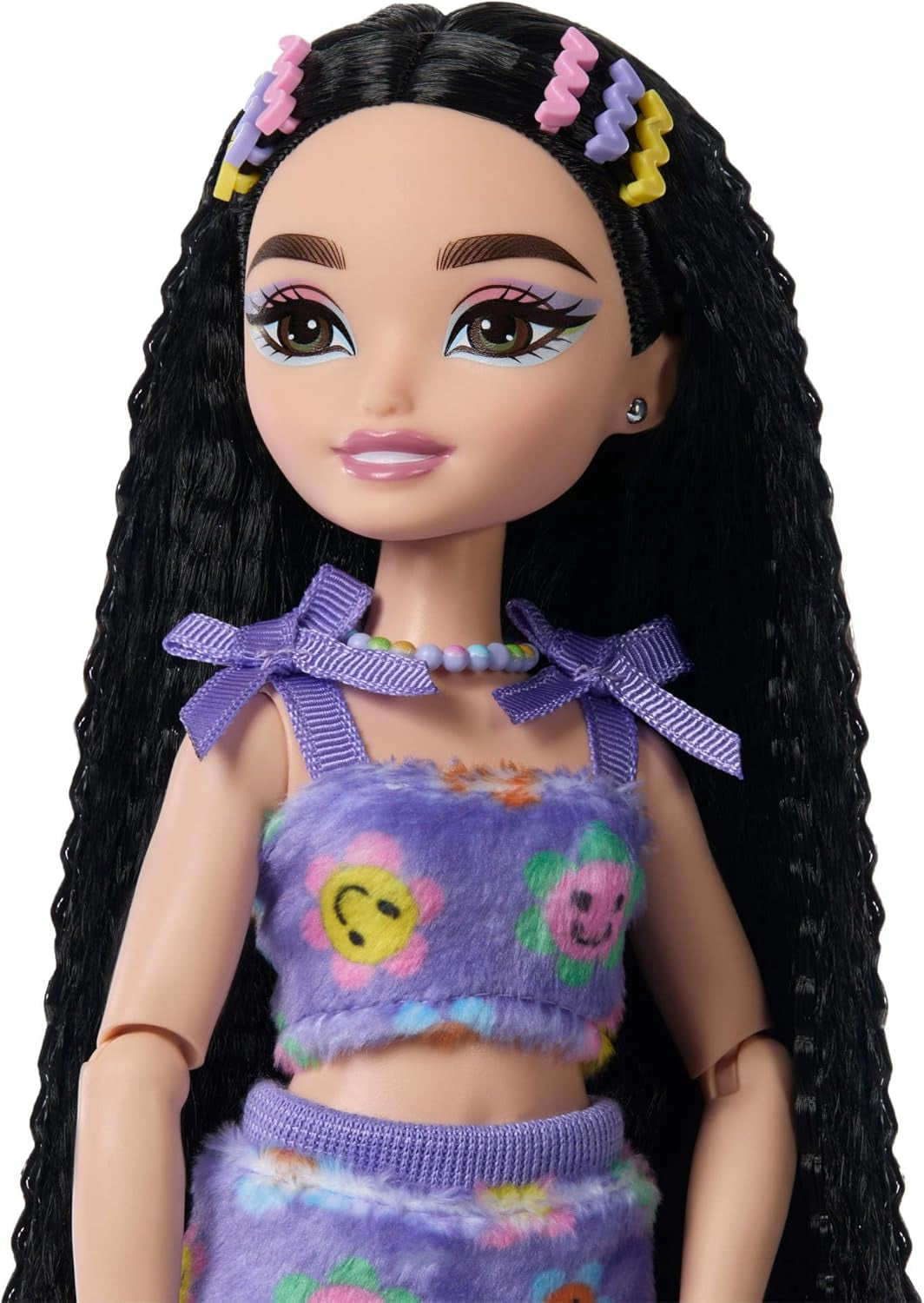 Dream Besties Barbie-Puppe und Zubehör, modische Barbie-Renee-Puppe mit Rollschuhlaufen und schwarzem Haar, 12 thematische Accessoires mit Videos und Essen, JFX99
