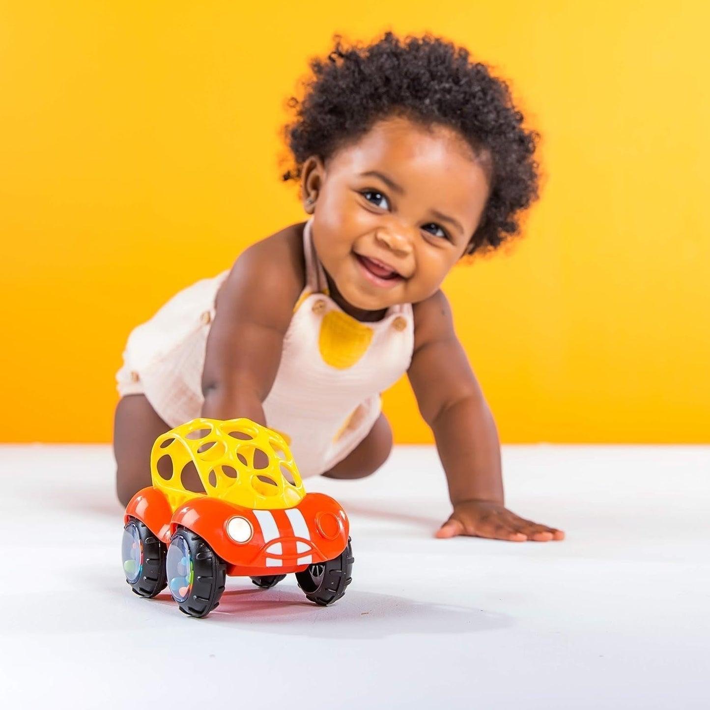 Bright Starts Oball Rassel, Spielzeugauto, Motorikspielzeug für Babys und Kleinkinder ab 3 Monaten, 1 Stück, zufällige Farbe, Blau oder Rot, Babyspielzeug Naty Shop