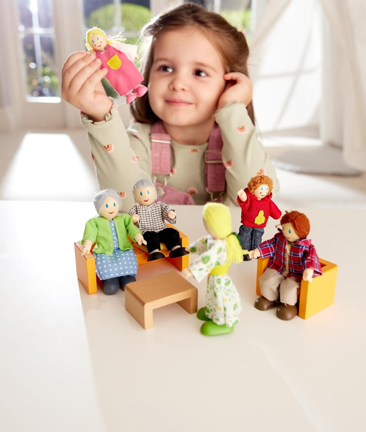 Hape Doll Family Preisgekröntes Puppenhaus-Set, einzigartiges Puppenhaus-Zubehör aus Holz, fantasievolles Spielen, 6 Mitglieder der Puppenfamilie, ab 3 Jahren