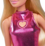 Barbie Fashionistas Puppe Nr. 230 mit blonden Haaren, rosa metallischem Minikleid mit Herzausschnitt, weißem Armband und High Heels, HYT88