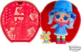 LOL Überraschung! Loves Emily Erdbeer Tots – Duftpuppen zum Sammeln mit 7 Überraschungen, Haustier, Mode, Schuhen, Hut, Spielset mit umwandelbarem Erdbeerhaus, ab 4 Jahren
