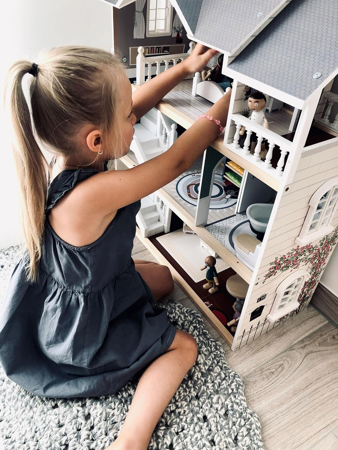Small Foot 3-stöckiges Puppenhaus aus Holz mit offener Vorderseite und 12 Möbelstücken für Kinder ab 3 Jahren, 11802, Weißgrau