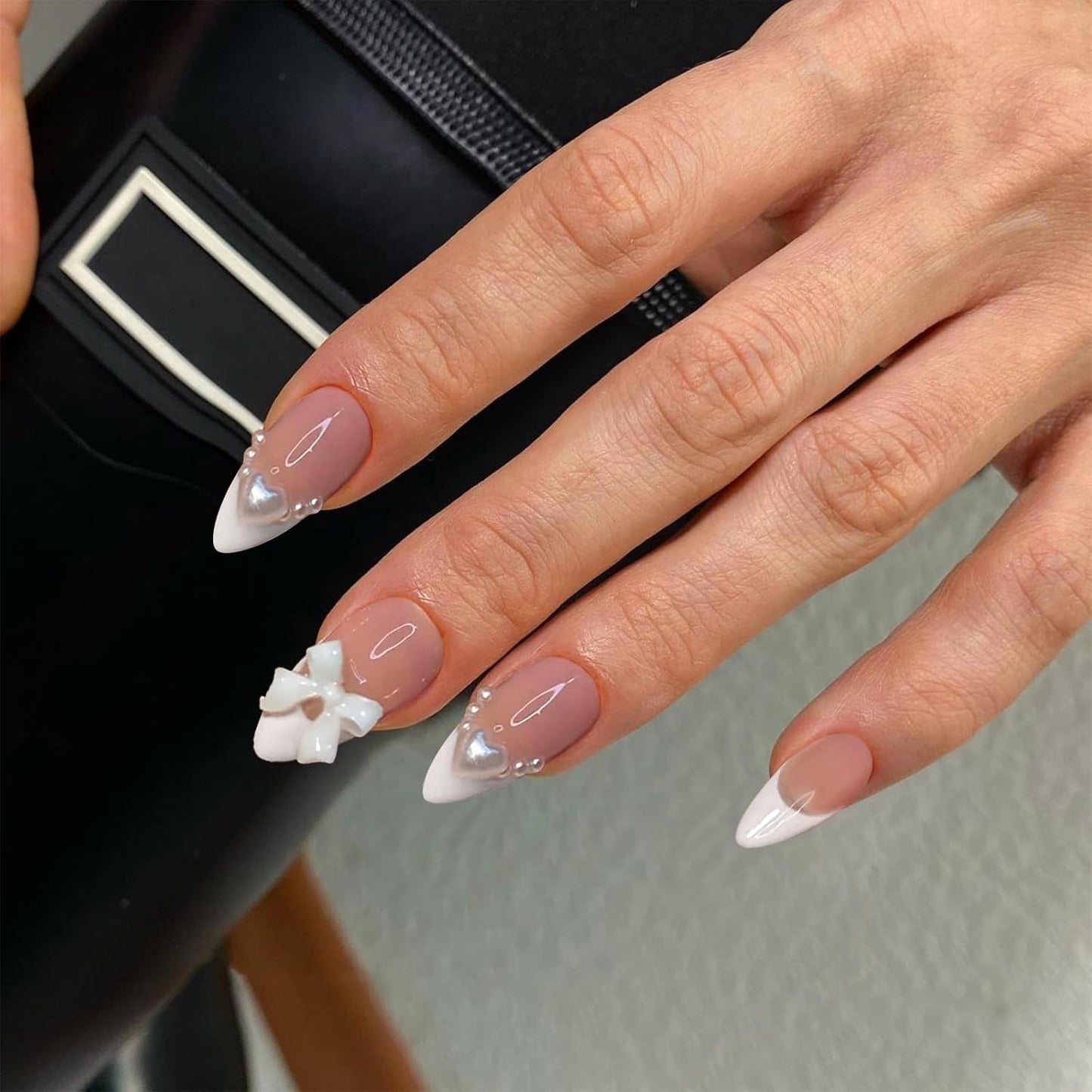 24 Stück weiße Mandel-Presse auf französischen Nägeln mit Schleifen, Perlen, künstliche Nägel, Kleber auf falschen Nagelspitzen, glitzernde Nägel