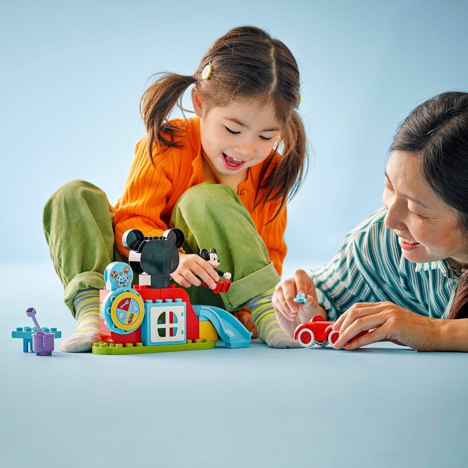 LEGO DUPLO – Disney Mickeys Clubhaus und Auto – Lernspielzeug für Vorschulkinder – Bauset mit 2 Minifiguren, inklusive Mickey Mouse und Computer Toodles – Geschenkidee für Jungen und Mädchen ab 2 Jahren 10454 Bausets Beuche den LEGO-Store