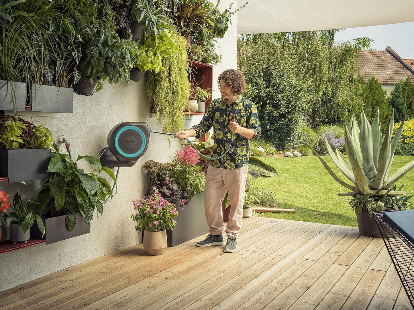 Gardena RollUp M Wandschlauchbox (Türkis) 20m: Flexible Bewässerung für mittelgroße Gärten, drehbare Schlauchtrommel, mit Wandhalterung, Systemkomponenten und Sprühdüse, inklusive 20m Schlauch (18610-20)