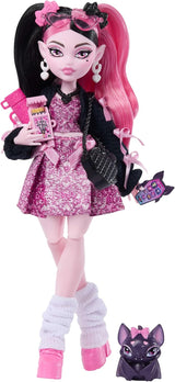 Monster High-Puppe Draculaura in rosa Kleid mit Schleifen und schwarzer Strickjacke mit Fledermaus von Count Fabulous und 7 Accessoires, darunter Ramen, Lippenstift und Tasche, JHK29