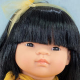 Miniland-Puppe, 38 cm, asiatisches Mädchen. Hergestellt in Spanien. Anatomisch korrekt. Sammlung „Mein Freund und ich“.