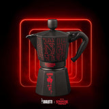 Bialetti Moka Express Stranger Things 6-Tassen-Kaffeemaschine, Musiktaste mit USB-C-Ladefunktion, nicht für Induktionsherde geeignet, 6 Tassen (270 ml), Schwarz