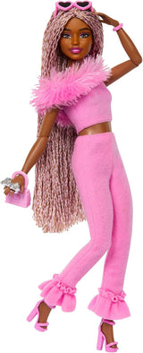 Barbie-Puppe Deluxe Style-Nr. 3 mit Barbiecore-Outfit, blonden Haaren in einem hohen Dutt, pastellrosa Kleid mit übergroßer Schleife und Accessoires wie Netzstrumpfhosen, HYV27 Naty Shop Brown Dolls