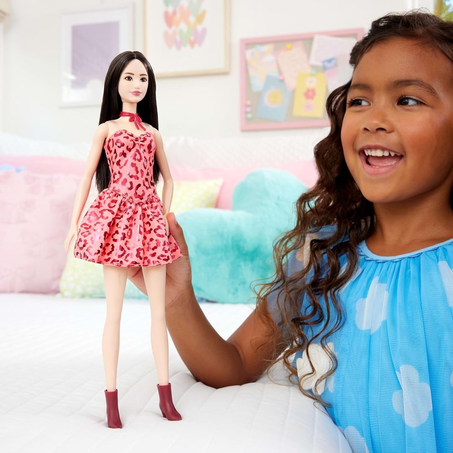 Barbie Fashionistas Puppe Nr. 246 in einem rosa trägerlosen Kleid mit Leopardenmuster, schwarzen Haaren und Accessoires wie einer Schleifenkette und Stiefeln, JJN59