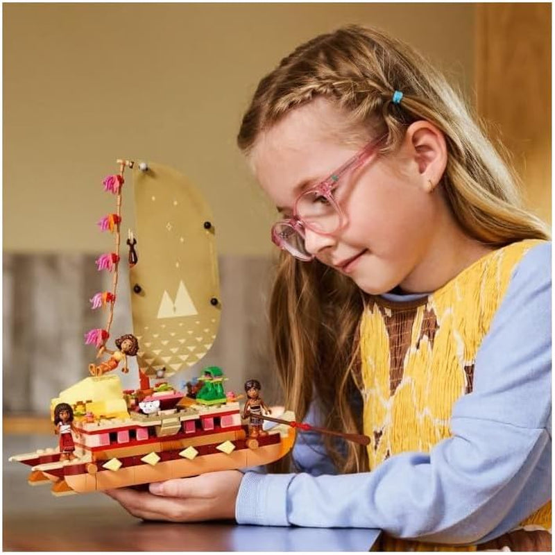 LEGO® Disney Moana 2: Vaianas Abenteuerfloß – Spielzeugboot mit Segeln, abnehmbarem Deck, Lagerfeuer und 3 Minipuppen, darunter Loto und Moni – Geschenk für Mädchen ab 6 Jahren und Fans – 43270 Bausets Beuche den LEGO-Store