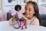Barbie Fashionistas, schwarzes Haar, bunter Overall, Rollstuhlrampe, Rollstuhlpuppe im Lieferumfang enthalten, Geschenk für Kinder, Spielzeug, ab 3 Jahren, HJT14