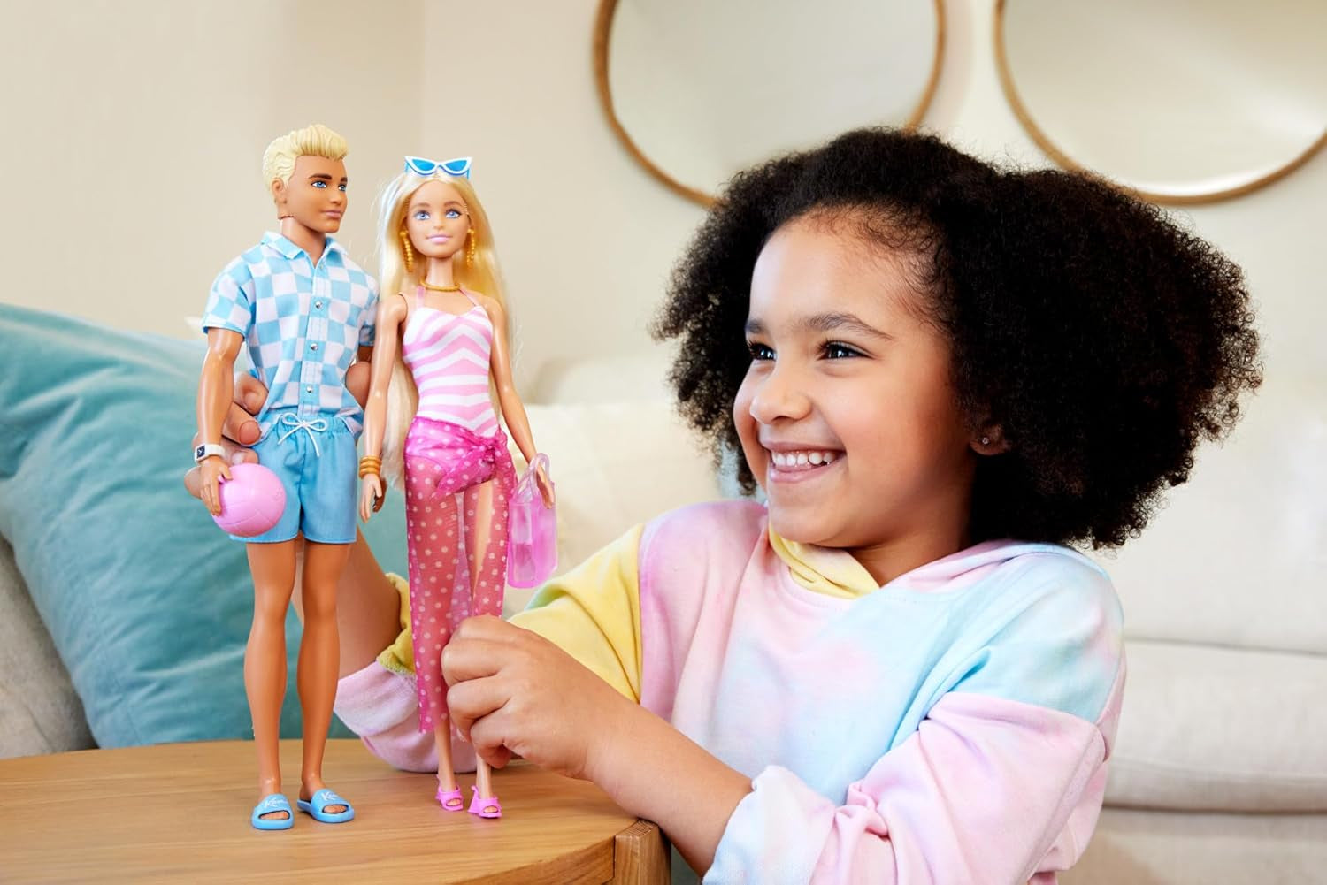 Barbie Ken – Blonde Puppe mit blauem Hemd und Badeschürze, Strandzubehör und Wasserball für kreatives Spielen, ab 3 Jahren, HPL74