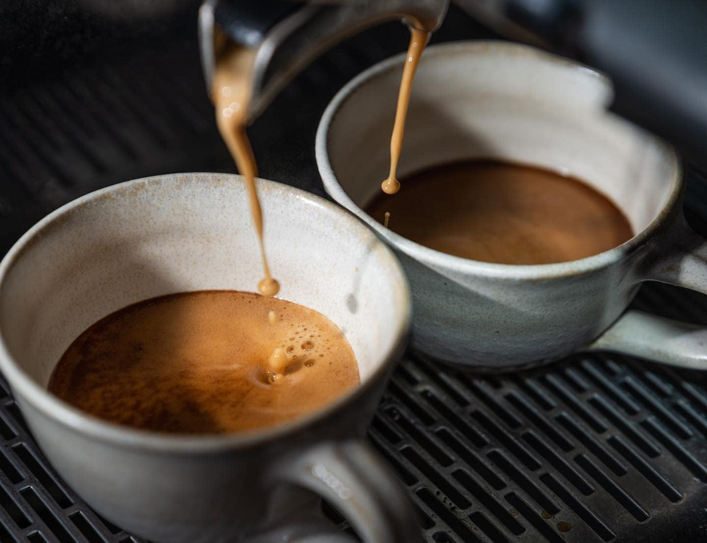 Espresso N°10 von Coffee858 – Kräftige und würzige Espressomischung, bestehend aus 70 % Arabica-Bohnen aus Brasilien und 30 % Robusta (1000 g)