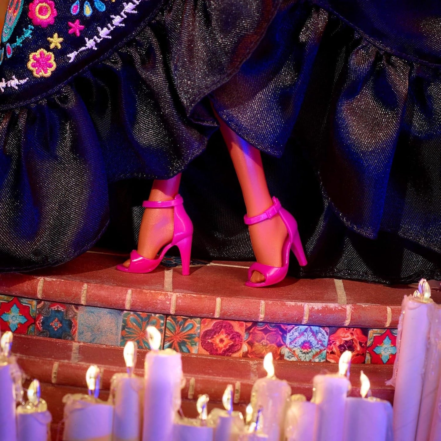Barbie Signature-Puppe, Día De Muertos 2024 Sammelfigur in schwarzem Kleid und blauem Rüschenoberteil, gesticktem Aufdruck und farbenfrohen Accessoires, HRM72