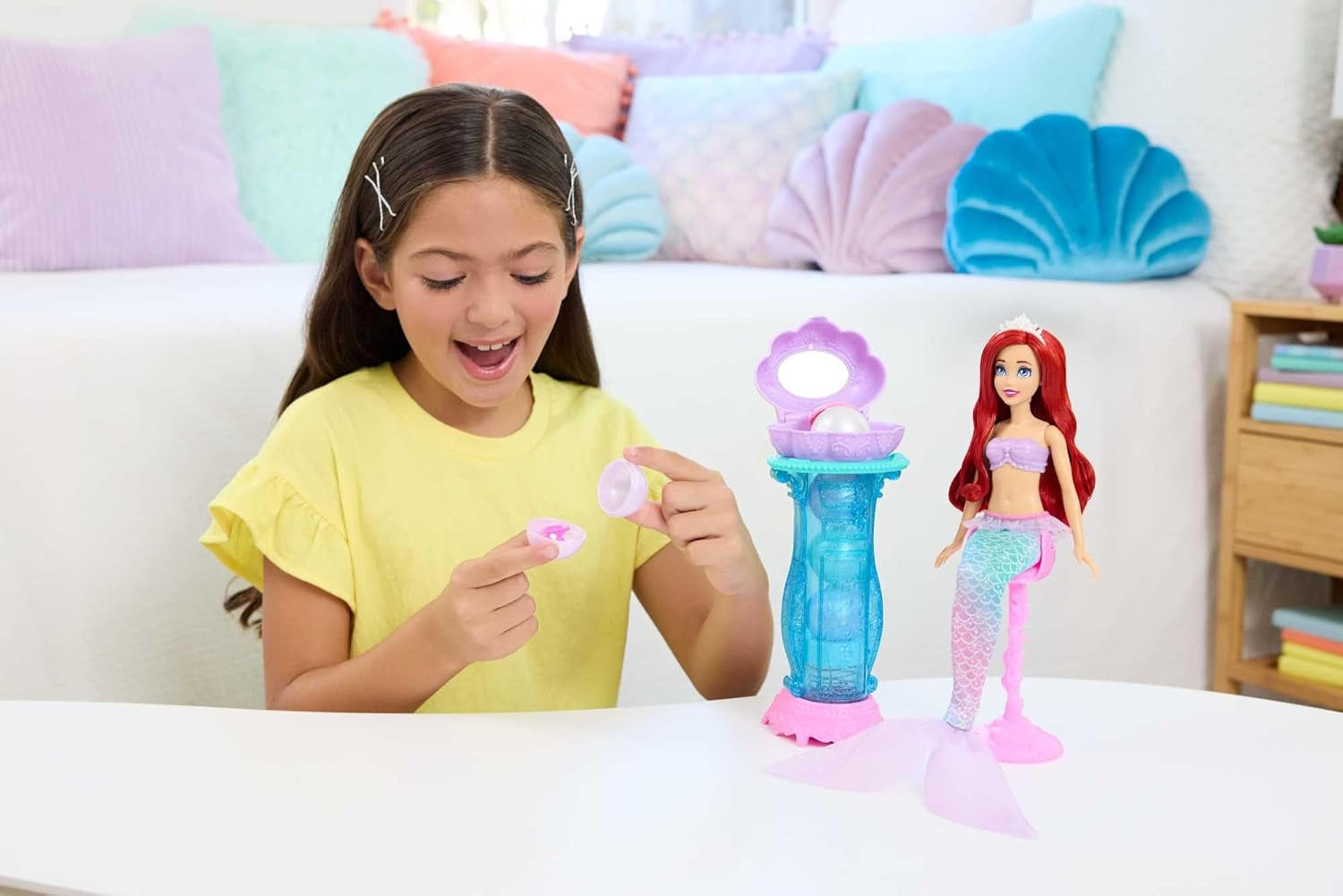 Mattel Disney Princess Toys, Make-up-Muschel Meerjungfrau Arielle Modepuppe mit abnehmbarem Schwanz, Schminktisch mit 5 wiederholbaren Pop-up-Überraschungen und 5 Zubehörteilen, JBF86 Naty Shop Dolls
