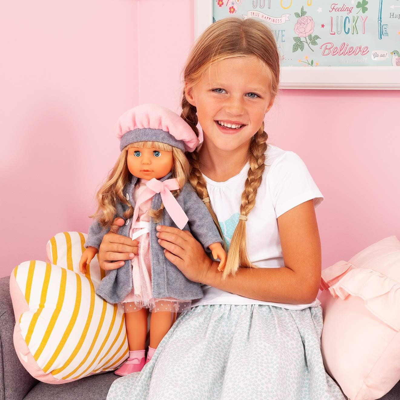 Bayer Design 94635AX Funktionspuppe Charlene mit verschlafenen Haaren und Augen, spricht und singt 90 Sätze, 2 Gedichte und 8 Lieder, 46 cm, Puppe mit mehreren Accessoires, 1,30 kg, Rosa, Grau