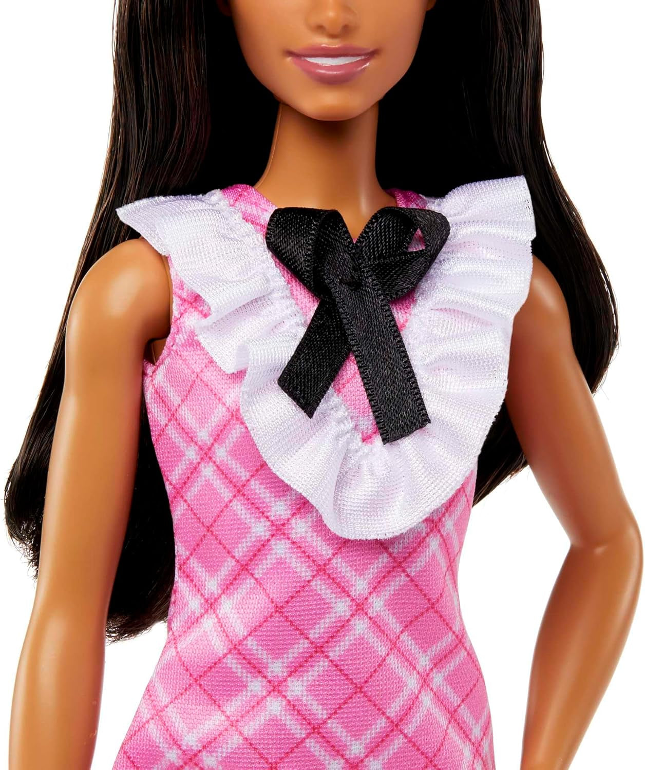 Barbie Fashionistas-Puppe mit schwarzem Haar und Perlenstirnband, trägt ein rosa kariertes Kleid mit schwarzer Schleife und Rüschenkragen, ab 3 Jahren HJT06