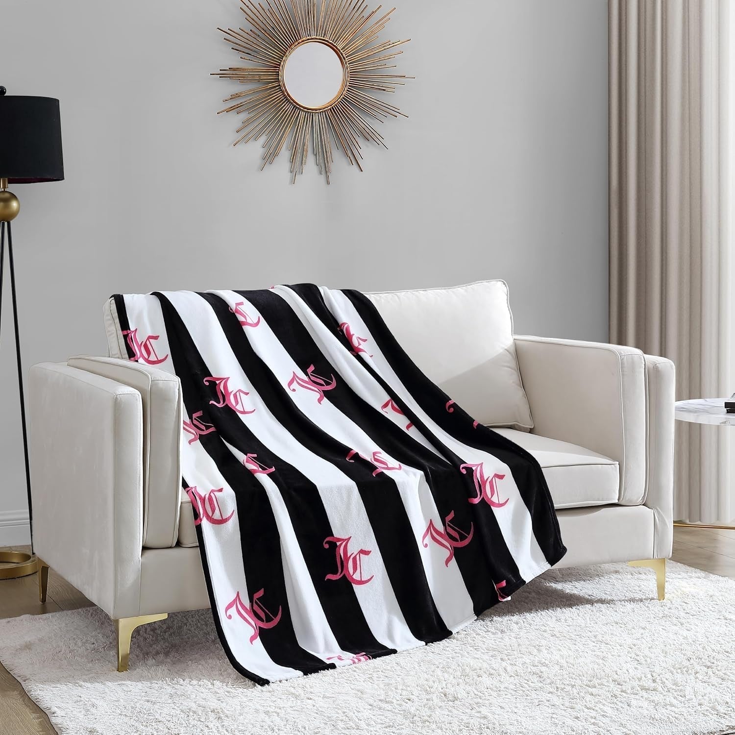 Juicy Couture Cabana Plüsch-Überwurfdecke, 127,7 x 178,8 cm, luxuriöse Mikrofaser-Plüschdecke für maximalen Komfort und gemütliche Wärme. Juicy Couture Betten und Decken, Schwarz, 127 x 177,8 cm.