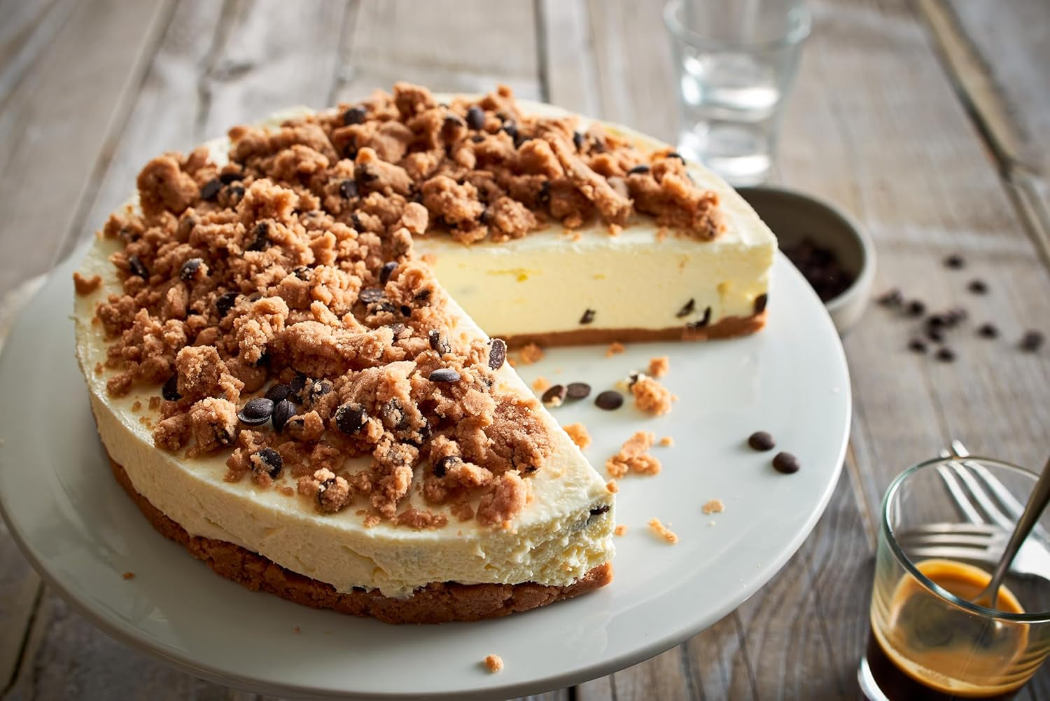 RUF Cookie Dough Cake Ohne Backen, Tortenboden Aus Keksteig Mit Frischkäse-Creme Und Schokoladenstückchen, Inkl. Kuchenform, 1X325G Mischung zum Backen und Kochen Naty Shop
