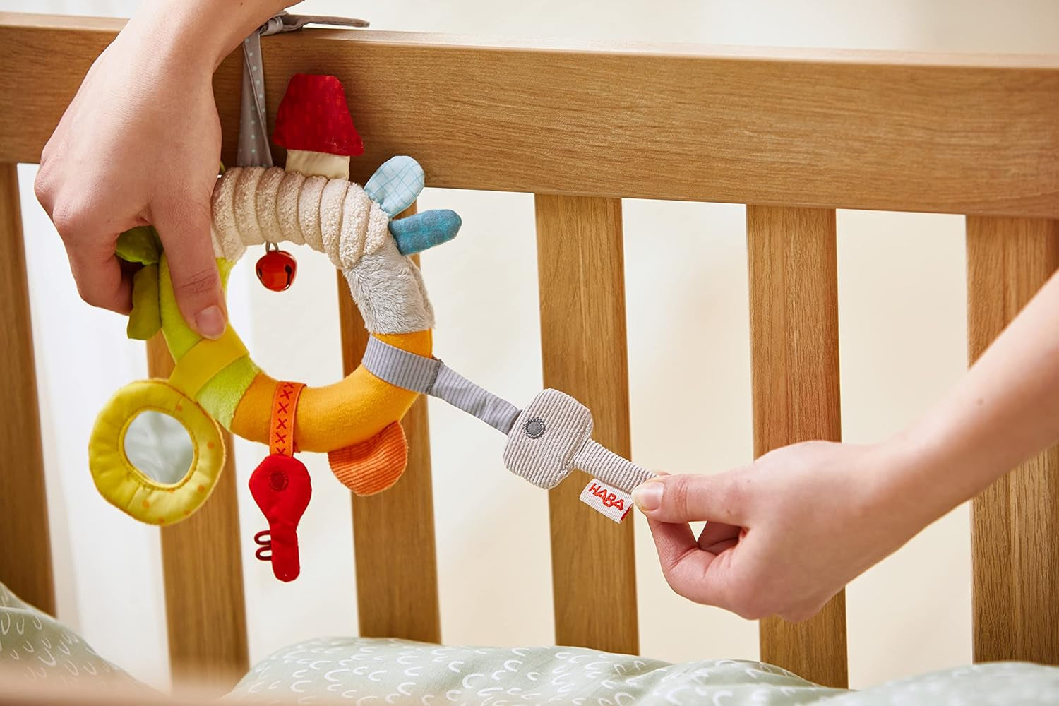 HABA 306453 - Hängefigur Erster Satz Schlüssel, bewegliche und hängende Figuren ab 6 Monaten Babyspielzeug Naty Shop
