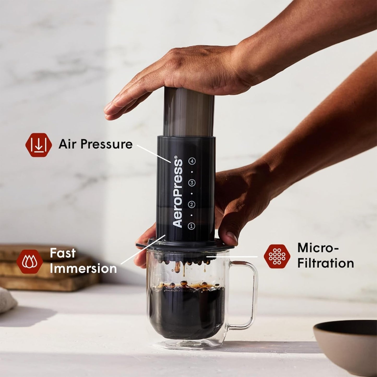 AeroPress Original Kaffee- und Espressomaschine, tragbare Kaffeemaschine auf Barista-Niveau mit Kammer, Kolben und Filtern, schnelle Kaffee- und Espressomaschine