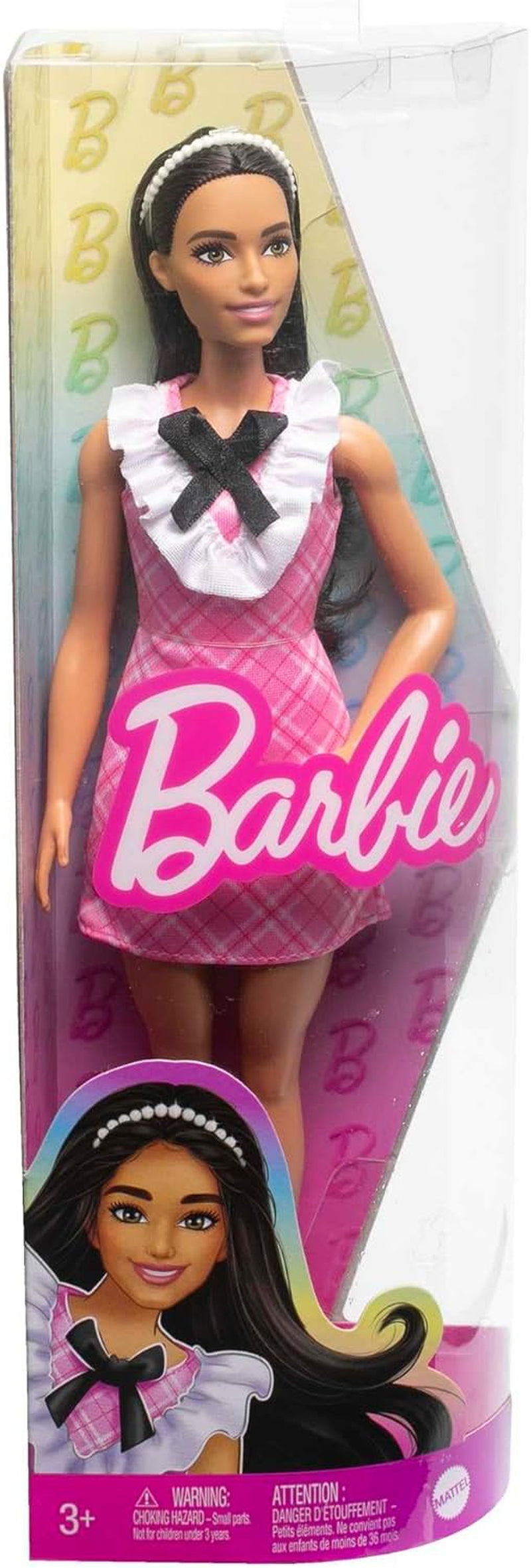Barbie Fashionistas-Puppe mit schwarzem Haar und Perlenstirnband, trägt ein rosa kariertes Kleid mit schwarzer Schleife und Rüschenkragen, ab 3 Jahren HJT06