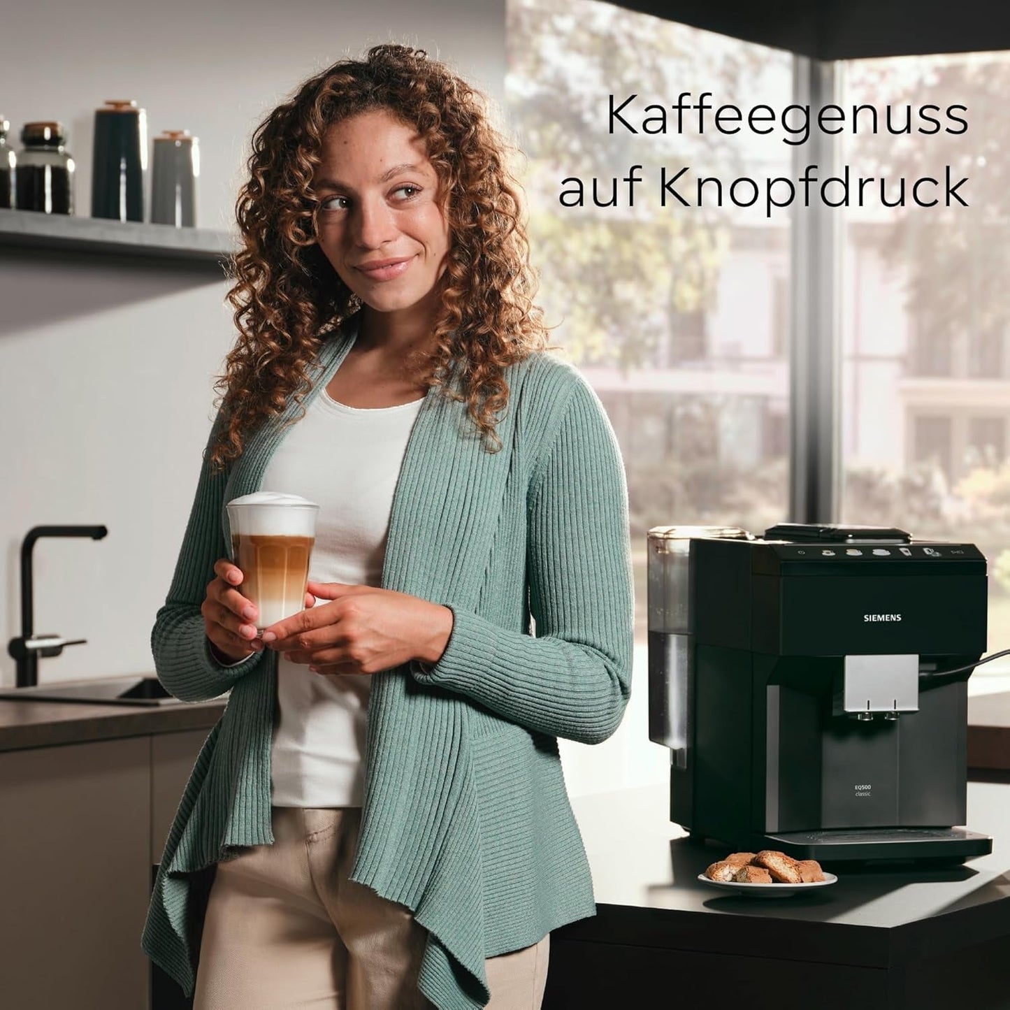 Siemens EQ500 klassische automatische Espressomaschine, TFT-Farbbildschirm, 5 Kaffee- und Milchsorten, Doppeltassenfunktion, einfache Reinigung, abnehmbare Brüheinheit, mit Milchschlauch, schwarz, TP511E19