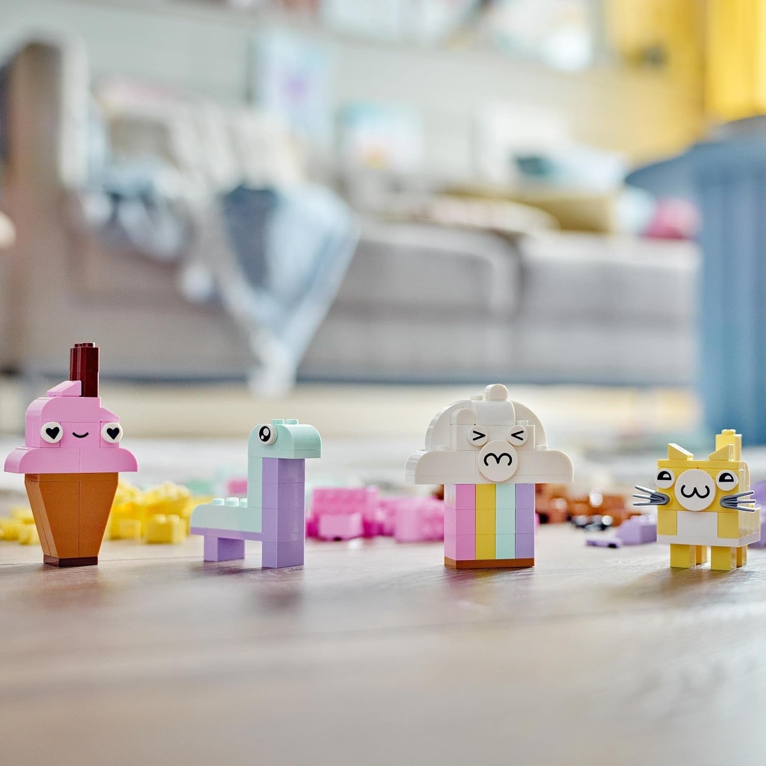 LEGO 11028 Classic Pastel Kreativbauset, Ziegelbox, Konstruktionsspielzeug für Mädchen und Jungen ab 5 Jahren mit Modellen; Eis, Dinosaurier, Katze und mehr Bausätze Besuchen Sie den LEGO-Store