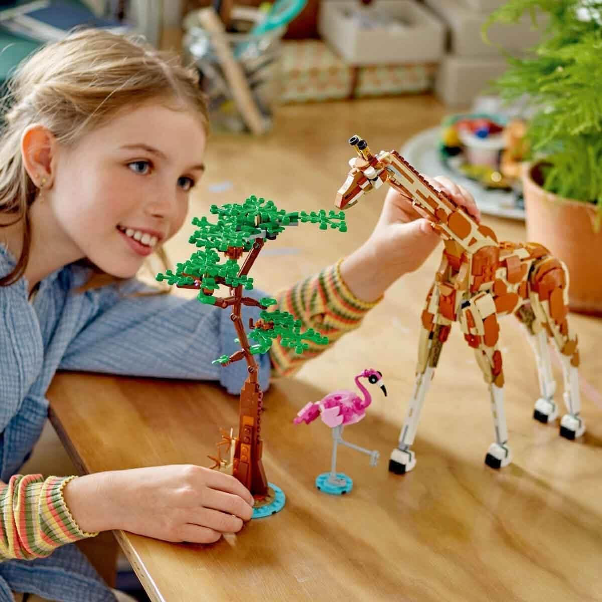 LEGO Creator 3In1 Tiersafari, Kreativset mit Tierfiguren, 3 Baumöglichkeiten: Spielzeuggiraffe, Gazelle und Löwe, Spielzeugtiere für Mädchen und Jungen, Naturgeschenk für Kinder ab 9 Jahren 31150 Bausets Beuche den LEGO-Store