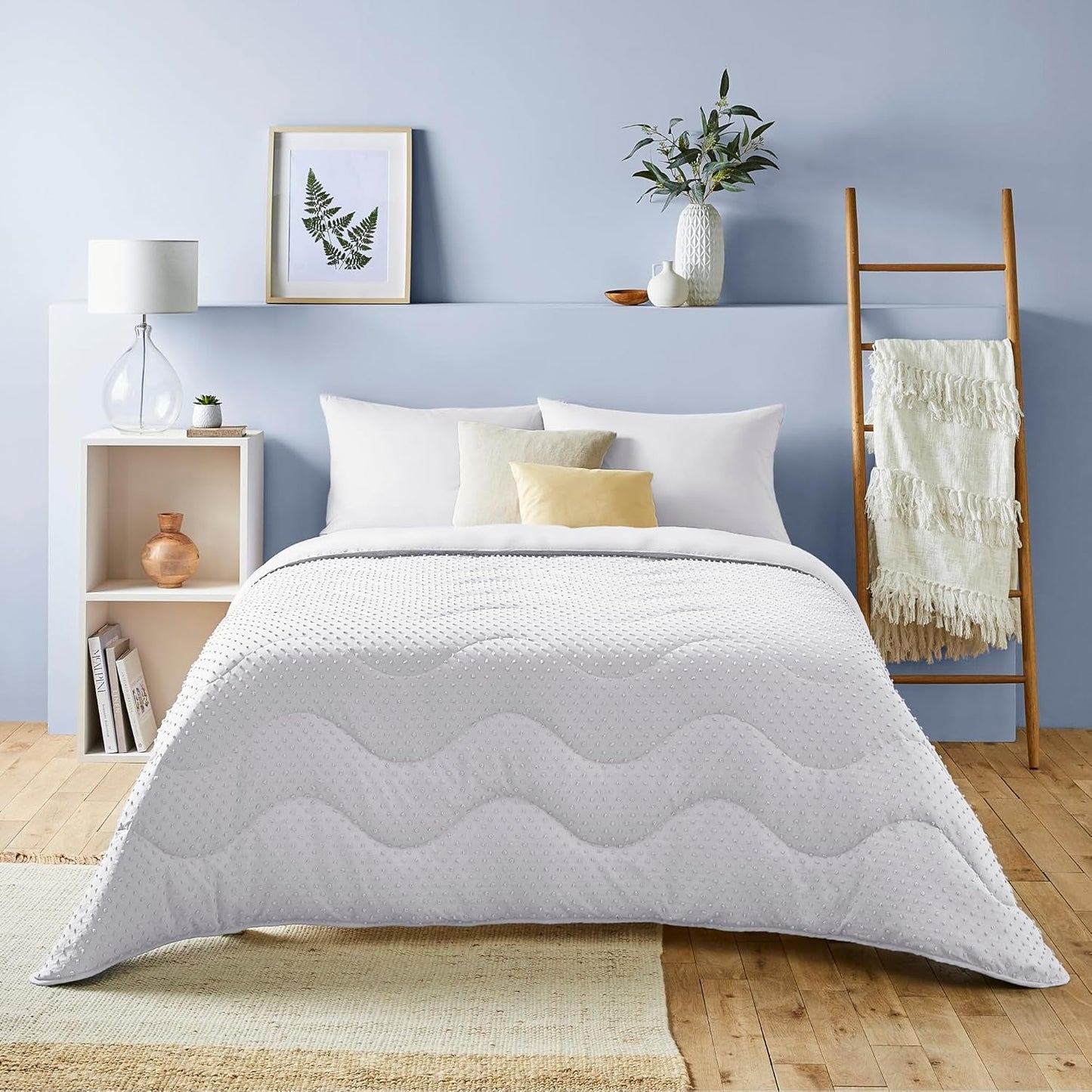 Night Lark Bettdecke ohne Bezug, 4,5 Tog, King Size, Tufted Dot Collection, Luxusbettwäsche, hypoallergen, maschinenwaschbar, warme Sandbettdecken und Bettdecken, Naty Shop, weißes Doppelbett