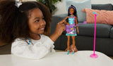 Barbie GYJ22 – Bühne frei für große Träume Brooklyn Puppe (ca. 30 cm, braune Haare) mit Melodien aus dem Film, Lichtern, Mikrofon und Accessoires, Geschenk für Kinder ab 3 Jahren
