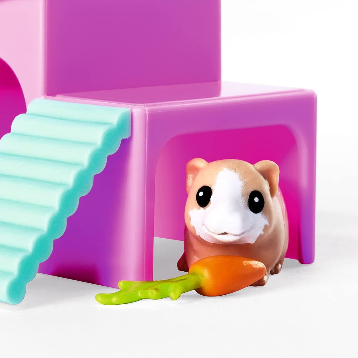 Simba Evi Love Guinea Pigs Spielpuppe mit zwei Meerschweinchen und Haus, Wasserflasche und Karotten, 12 cm, ab 3 Jahren