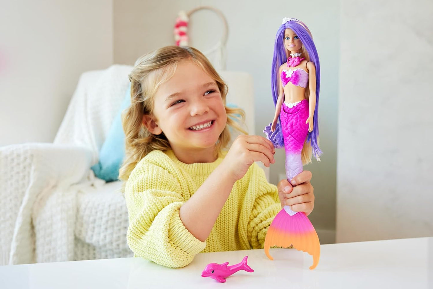 BARBIE Meerjungfrau-Puppe – inspiriert von der TV-Serie „Barbie: Hidden Magic“ mit Farbwechseleffekt und Zubehör, 19 cm lange rosa Haare zum Stylen, für Kinder ab 3 Jahren, HRP97
